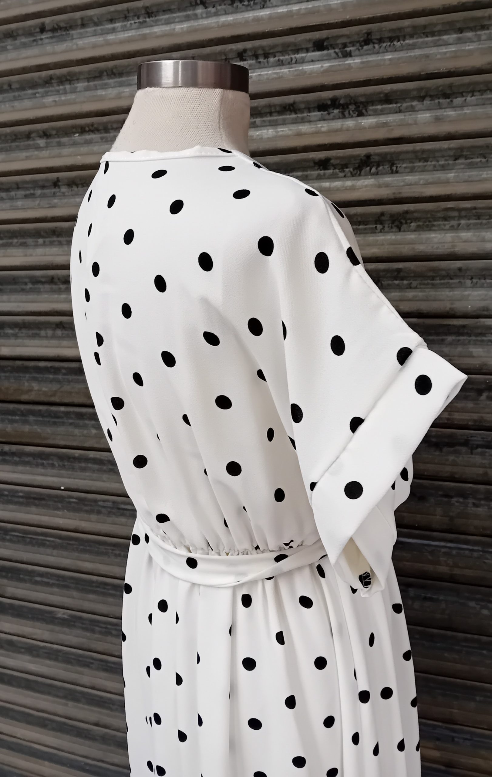 Vestido lunares de manga corta.