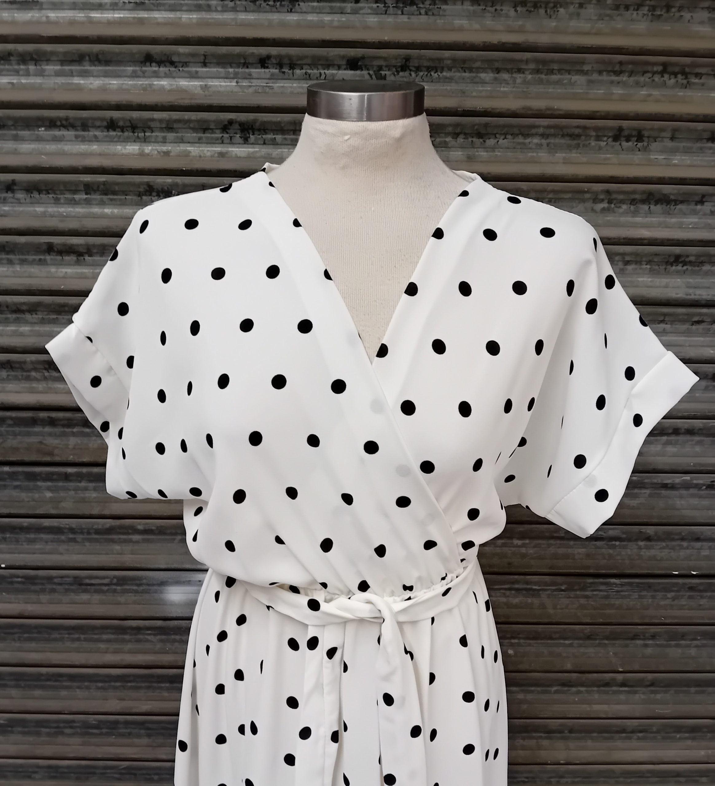 Vestido lunares de manga corta.