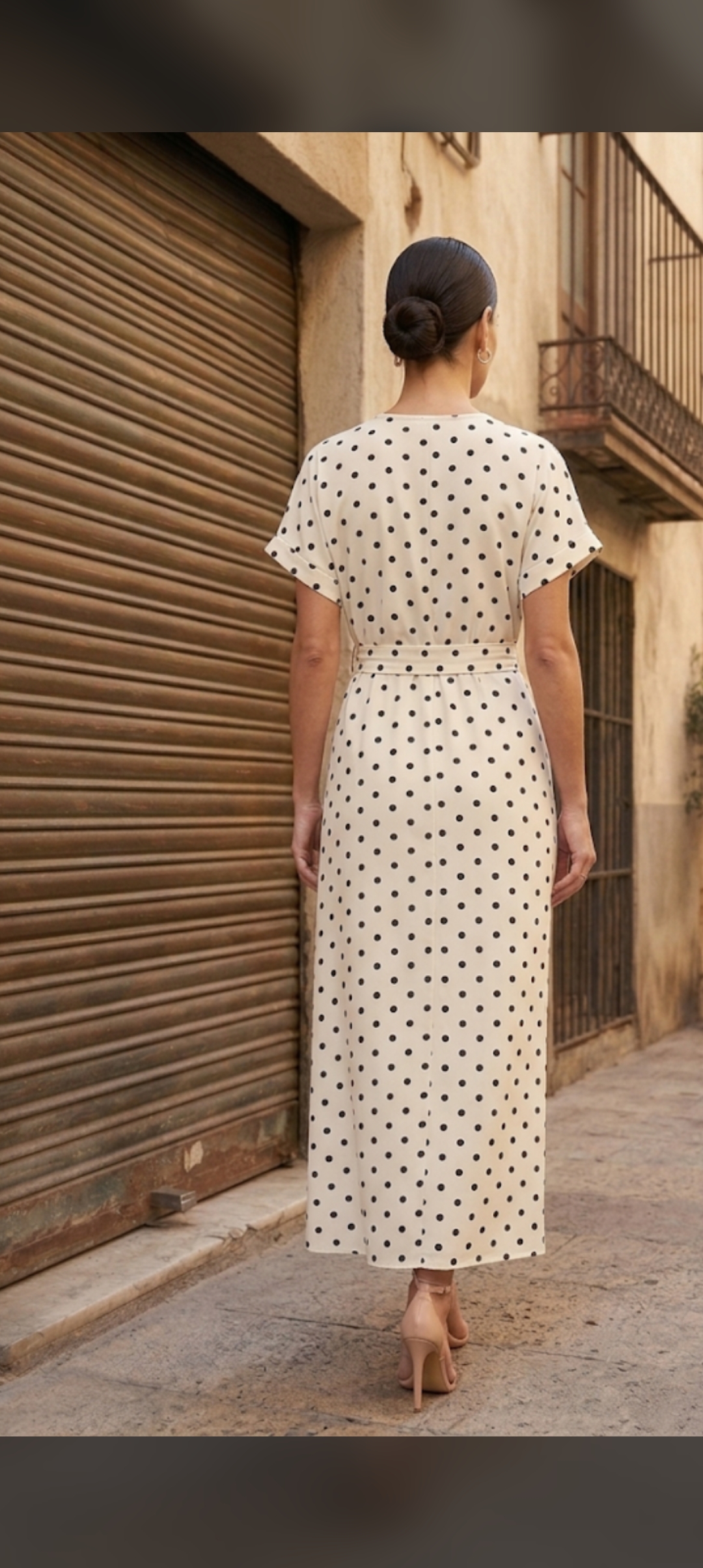 Vestido lunares de manga corta.